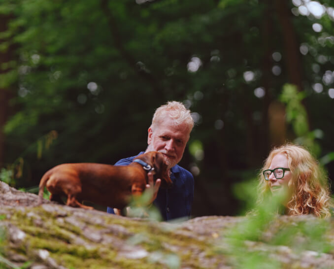 couple-with-small-dog